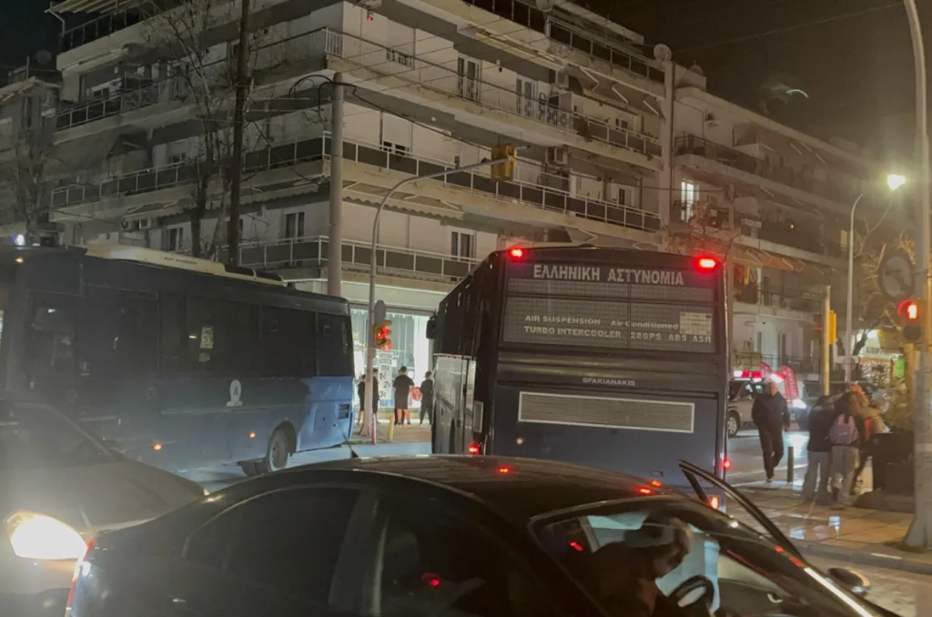 Θεσσαλονίκη: Πορεία οπαδών του ΠΑΟΚ από την Τούμπα στην Καλαμαριά, στο σημείο που δολοφονήθηκε ο 20χρονος Κλεομένης