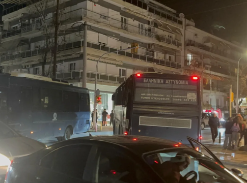 Θεσσαλονίκη: Πορεία οπαδών του ΠΑΟΚ από την Τούμπα στην Καλαμαριά, στο σημείο που δολοφονήθηκε ο 20χρονος Κλεομένης