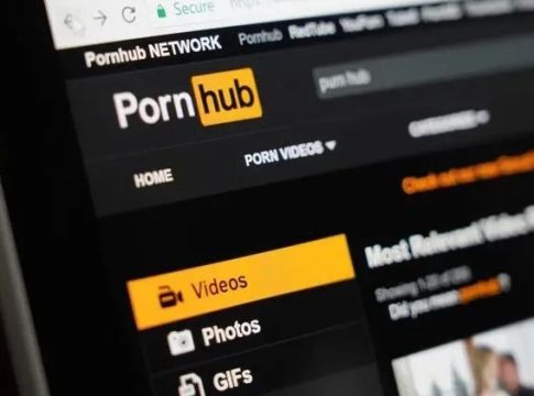 Η Ευρωπαϊκή Ένωση προειδοποιεί τις πορνογραφικές πλατφόρμες για την πρόσβαση παιδιών – Στο στόχαστρο το Pornhub