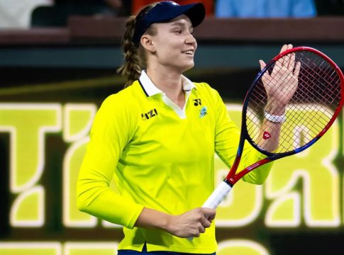 Αμήχανο: Η Ριμπάκινα απομακρύνει χέρι χορηγού από τη μέση της (vid)