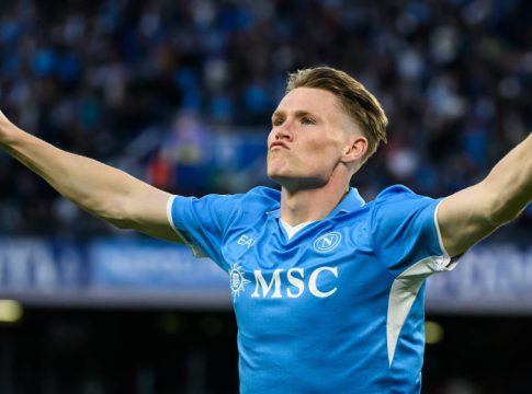 Αποθεώθηκε από τον… Μαραντόνα ο ΜακΤόμινεϊ