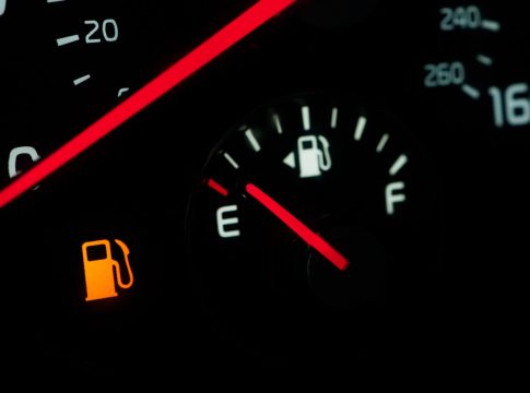 Πόσα χιλιόμετρα μπορείς να κάνεις με αναμμένο λαμπάκι καυσίμου – Τι θα πρέπει να προσέξουν οι οδηγοί
