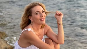 Σμαράγδα Καρύδη: Στα 56 χρόνια της με σούπερ μπικίνι σε εκπληκτική φόρμα στον Ινδικό ωκεανό