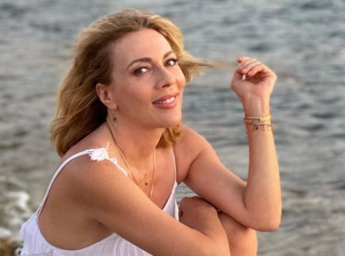 Σμαράγδα Καρύδη: Στα 56 χρόνια της με σούπερ μπικίνι σε εκπληκτική φόρμα στον Ινδικό ωκεανό