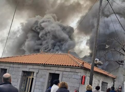 Λέσβος: Μεγάλη φωτιά σε σπίτι στο χωριό Στύψη – Κάηκε ολοσχερώς