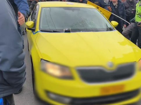 Στιγμές μεγάλης έντασης στο Σύνταγμα – Προπηλακισμός αυτοκινητιστή που δεν απεργούσε