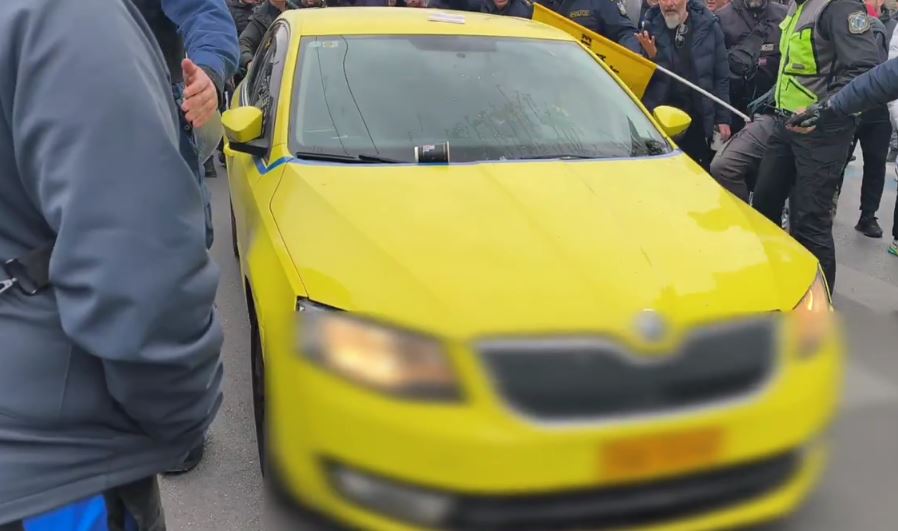 Στιγμές μεγάλης έντασης στο Σύνταγμα – Προπηλακισμός αυτοκινητιστή που δεν απεργούσε