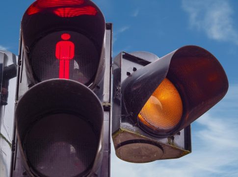 Φανάρια ρύθμισης κυκλοφορίας: Πότε περνάμε με πορτοκαλί – Τι ορίζει ο νέος ΚΟΚ