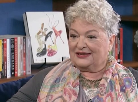 Τάνια Τσανακλίδου: Με μπαστούνι στη σκηνή μετά την περιπέτεια με την υγεία της