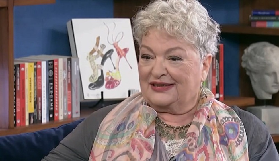 Τάνια Τσανακλίδου: Με μπαστούνι στη σκηνή μετά την περιπέτεια με την υγεία της