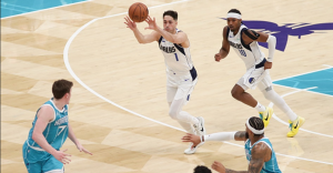 Ο Τζον Πουλακίδας έκανε ντεμπούτο στο ΝΒΑ με τους Μάβερικς – Ποιος είναι ο ομογενής γκαρντ