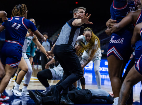 Το παρκέ της Αλαμπάμα μετατράπηκε σε ρινγκ: Η διαιτητής έχασε τις αισθήσεις της (vid