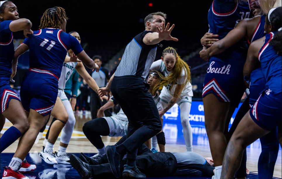 Το παρκέ της Αλαμπάμα μετατράπηκε σε ρινγκ: Η διαιτητής έχασε τις αισθήσεις της (vid)