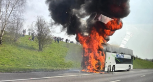 Τρομακτική στιγμή: Λεωφορείο που μετέφερε φίλους της Σίτι πήρε φωτιά σε δρόμο του Λονδίνου