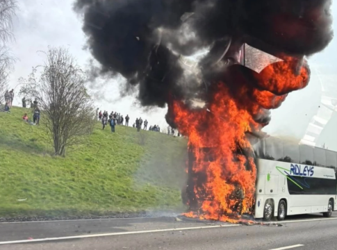 Τρομακτική στιγμή: Λεωφορείο που μετέφερε φίλους της Σίτι πήρε φωτιά σε δρόμο του Λονδίνου