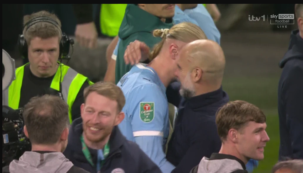 Το έκανε ξανά: Ο Γκουαρντιόλα εμφανίστηκε με γραντζουνιές στο κεφάλι (pics)