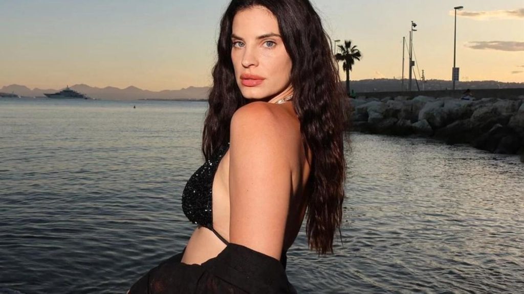 «Κόλαση» η Χριστίνα Μπόμπα σε πόζες με τα εσώρουχά της (pics & vid)