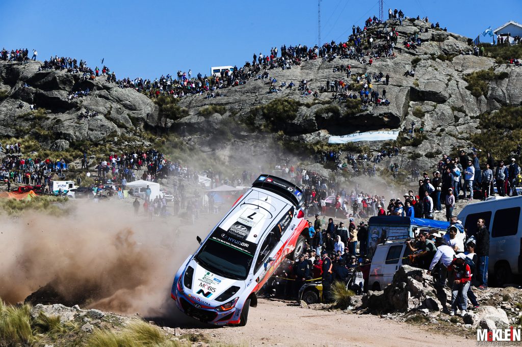 Σοκαριστικό δυστύχημα σε ράλι στην Αργεντινή με έναν νεκρό: Αγωνιστικό αυτοκίνητο βγήκε εκτός δρόμου και προκάλεσε πανικό (vid)