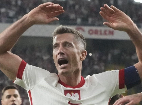 Με δάκρυα στα μάτια μετά τον αποκλεισμό της Πολωνίας ο Λεβαντόφσκι και story για πιθανό «τέλος»