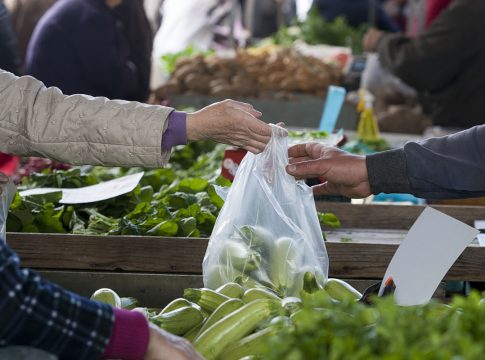Πόσο θα στοιχίσει το πασχαλινό τραπέζι φέτος – «Φωτιά» και τα οπωροκηπευτικά