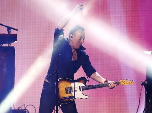 Ο Σπρίνγκστιν τραγουδά και το πλήθος φωνάζει: «Έξω η ICE»