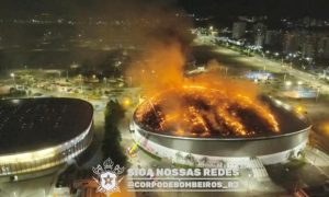 Φωτιά σε Ολυμπιακό Στάδιο στο Ρίο Ντε Τζανέιρο – Καταστράφηκε μεγάλο μέρος της οροφής του (vids)