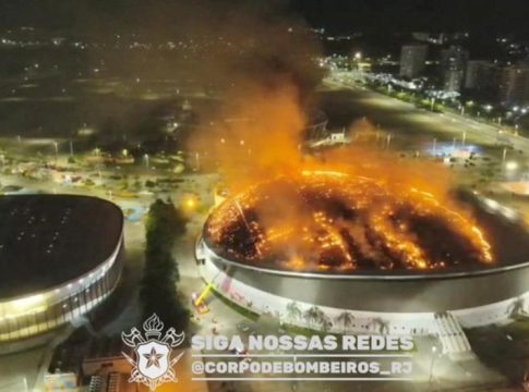 Φωτιά σε Ολυμπιακό Στάδιο στο Ρίο Ντε Τζανέιρο – Καταστράφηκε μεγάλο μέρος της οροφής του (vids)