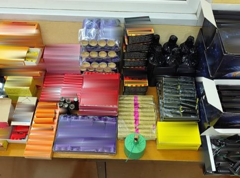 Περισσότερα από πέντε κιλά εκρηκτικών και 523 κροτίδες βρέθηκαν σε Μεσολόγγι και Πύργο – Συνελήφθησαν τρία άτομα