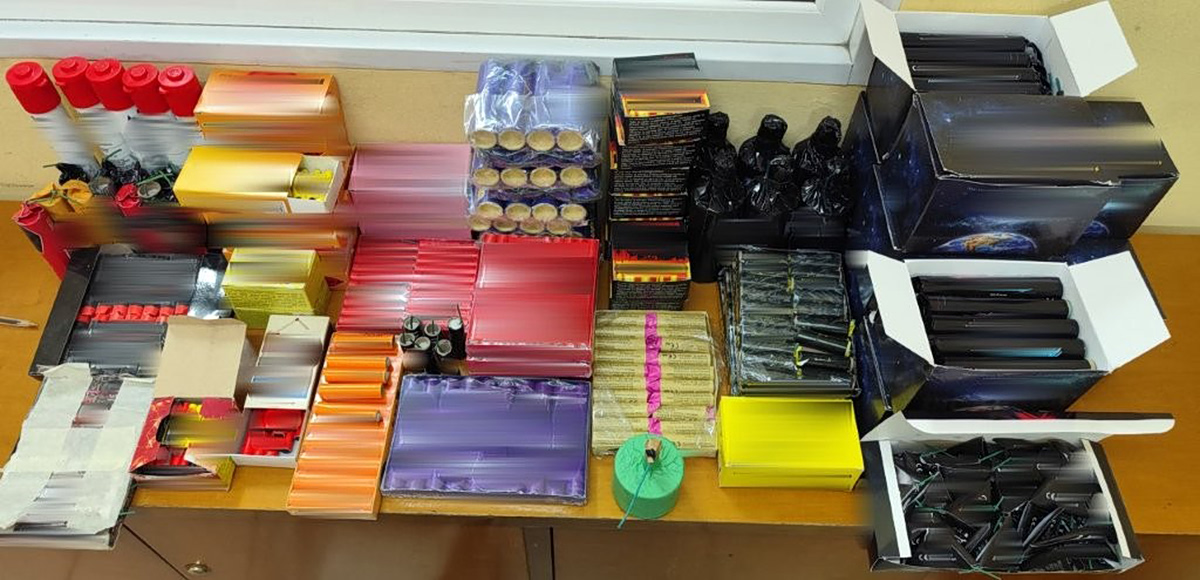 Περισσότερα από πέντε κιλά εκρηκτικών και 523 κροτίδες βρέθηκαν σε Μεσολόγγι και Πύργο – Συνελήφθησαν τρία άτομα