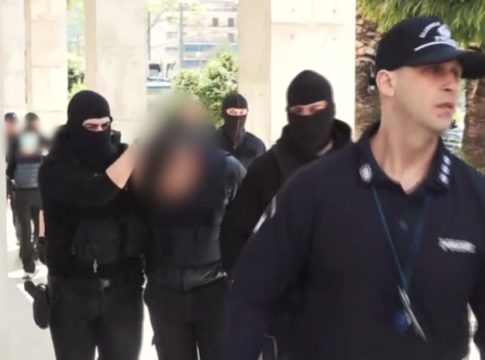 Άγιος Δημήτριος: «Από την κοπέλα ξεκίνησε το κακό» λέει ο παππούς του δράστη – Τι θα ισχυριστεί ο 20χρονος στον ανακριτή