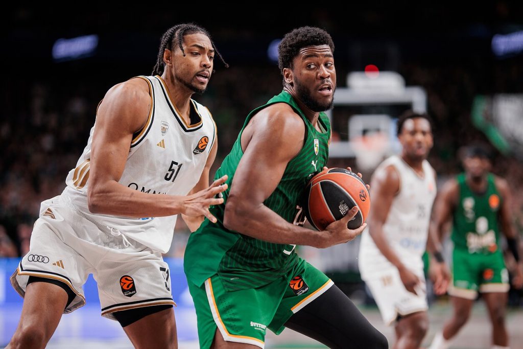 Άναψε… φωτιές το πανό των φίλων της Ζαλγκίρις: Η καυστική απάντηση της Ντουμπάι (pics)