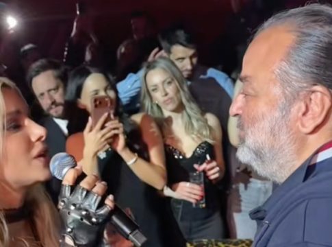 Ο Μάριος Ηλιόπουλος πήγε στα μπουζούκια μετά τη νίκη της ΑΕΚ και τραγούδησε μαζί με τη Ζόζεφιν (vid)