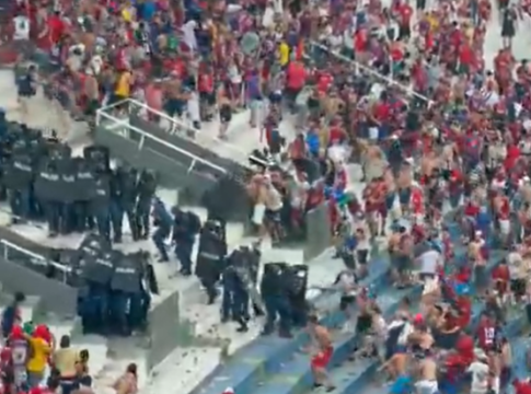 Συγκλονιστικές εικόνες στο μεγάλο ντέρμπι της Παραγουάης: Ένταση, ρίψη αντικειμένων και… σφαίρες καουτσούκ (vids)