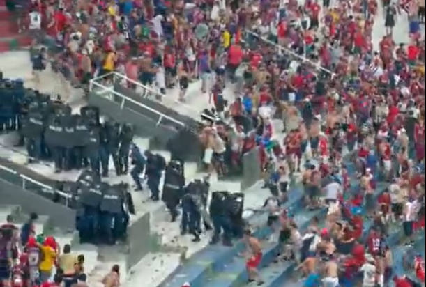 Συγκλονιστικές εικόνες στο μεγάλο ντέρμπι της Παραγουάης: Ένταση, ρίψη αντικειμένων και… σφαίρες καουτσούκ (vids)