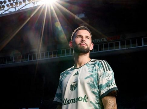 Μύθος ο Βέλντε: Σκόραρε και πανηγύρισε πάνω σε… κορμό δέντρου (vid)