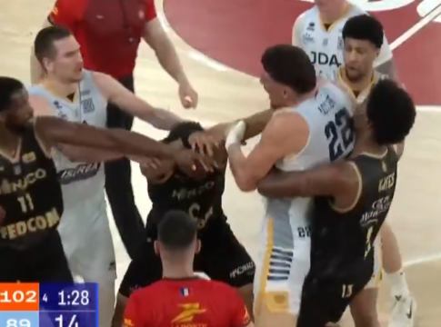 Άγρια επεισόδια μεταξύ παικτών στο Μονακό – Ντιζόν (vid)