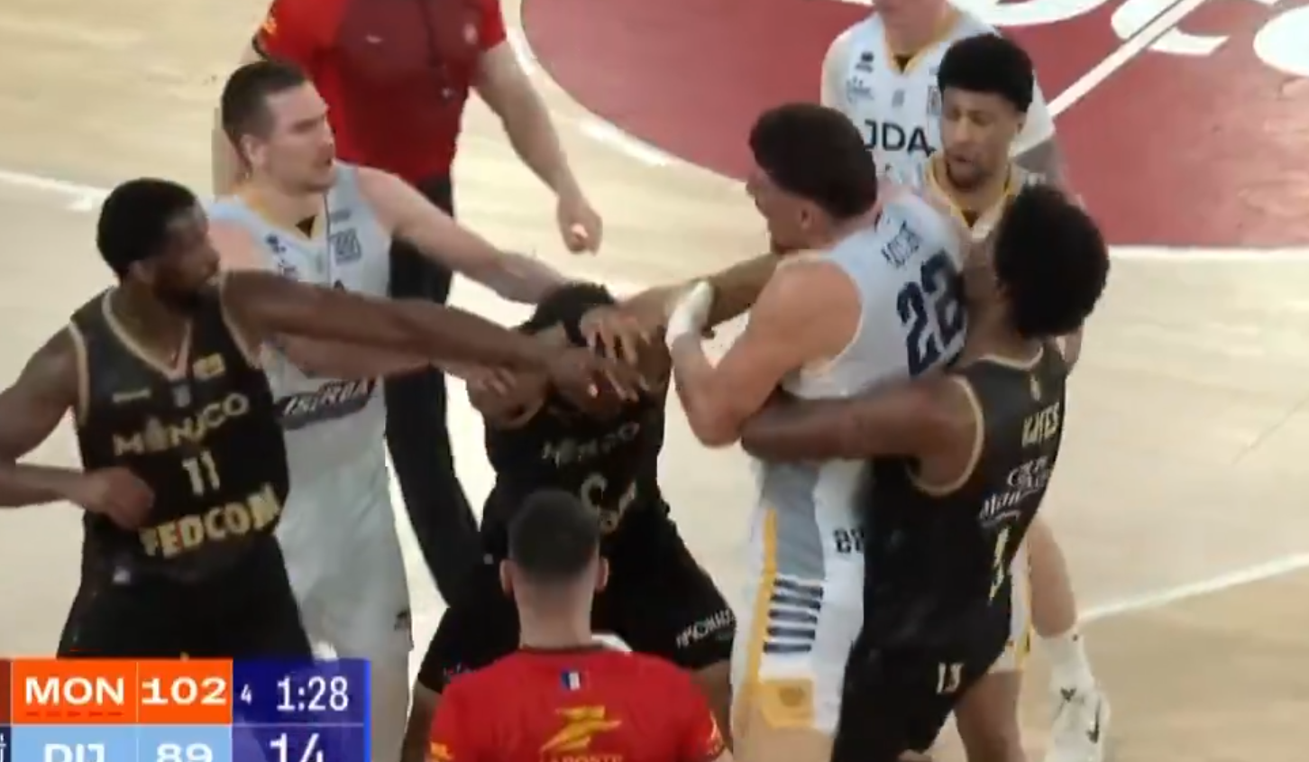 Άγρια επεισόδια μεταξύ παικτών στο Μονακό – Ντιζόν (vid)