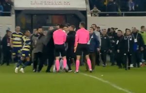 Χαλίλ Ομούτ Μελέρ: Ο διαιτητής του ντέρμπι «αιωνίων» είχε δεχτεί επίθεση από πρόεδρο ομάδας