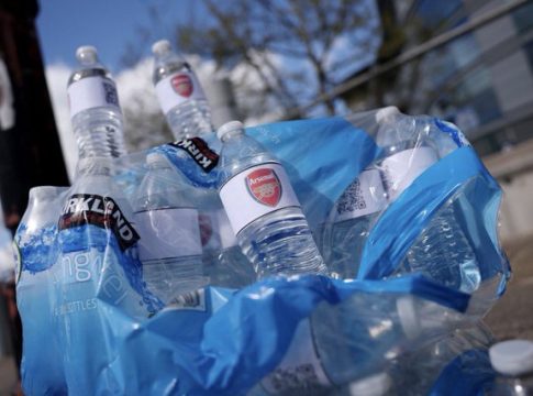 Απίθανο τρολάρισμα: Οι φίλοι της Σίτι πουλάνε νερά τα οποία παρομοιάζουν με το κλάμα της Άρσεναλ