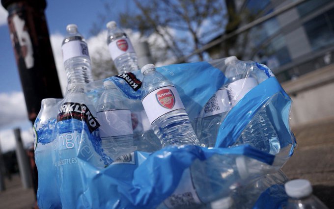 Απίθανο τρολάρισμα: Οι φίλοι της Σίτι πουλάνε νερά τα οποία παρομοιάζουν με το κλάμα της Άρσεναλ