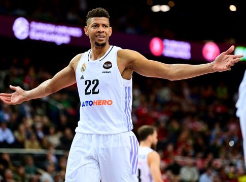 Έβαλε τα… γέλια με το βραβείο του Ντιαλό ο Ταβάρες