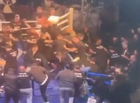 Απίθανα πράγματα σε αγώνα μποξ στην Τουρκία – Θεατές ξυλοκόπησαν Ρώσο πυγμάχο (vids)