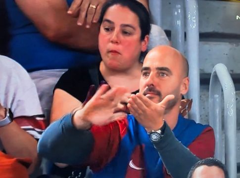 Οι χειρονομίες των οπαδών της Μπαρτσελόνα προς τους διαιτητές στο ματς με τον Παναθηναϊκό (pics)