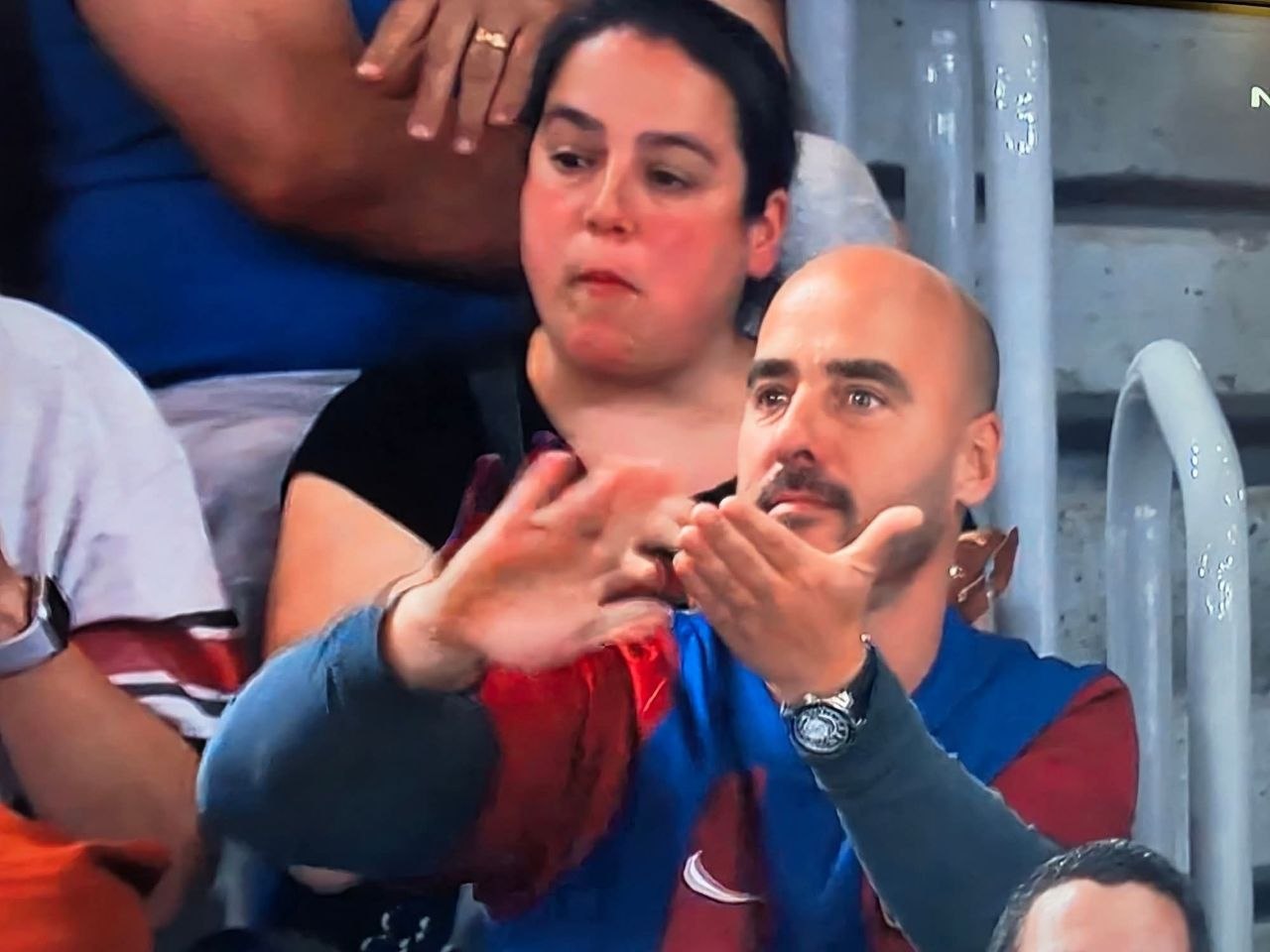 Οι χειρονομίες των οπαδών της Μπαρτσελόνα προς τους διαιτητές στο ματς με τον Παναθηναϊκό (pics)