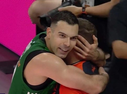 Η αγκαλιά του Σλούκα με τον διαιτητή Λάτισεβς που έγινε viral (pics, vid)
