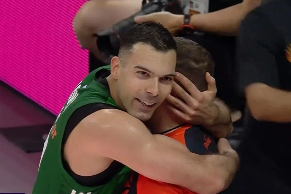 Η αγκαλιά του Σλούκα με τον διαιτητή Λάτισεβς που έγινε viral (pics, vid)