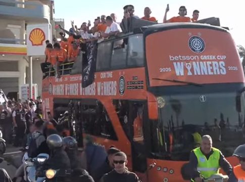 Live streaming η παρέλαση του ΟΦΗ στο Ηράκλειο με το ανοιχτό λεωφορείο