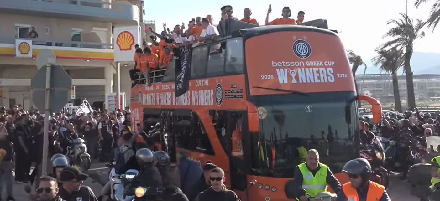 Live streaming η παρέλαση του ΟΦΗ στο Ηράκλειο με το ανοιχτό λεωφορείο