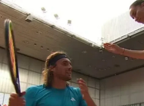 Τα έβαλε και με την διαιτητή ο Τσιτσιπάς: «Μου αφαιρείς τον πόντο για βλακεία»