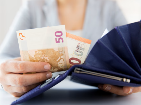 Αλλαγές στα επιδόματα – «Ηλεκτρονικό φακέλωμα» θα καταγράφει ποιος παίρνει, τι και πόσα